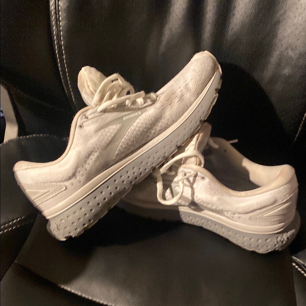 Brooks White Athletic Sneakers BX1